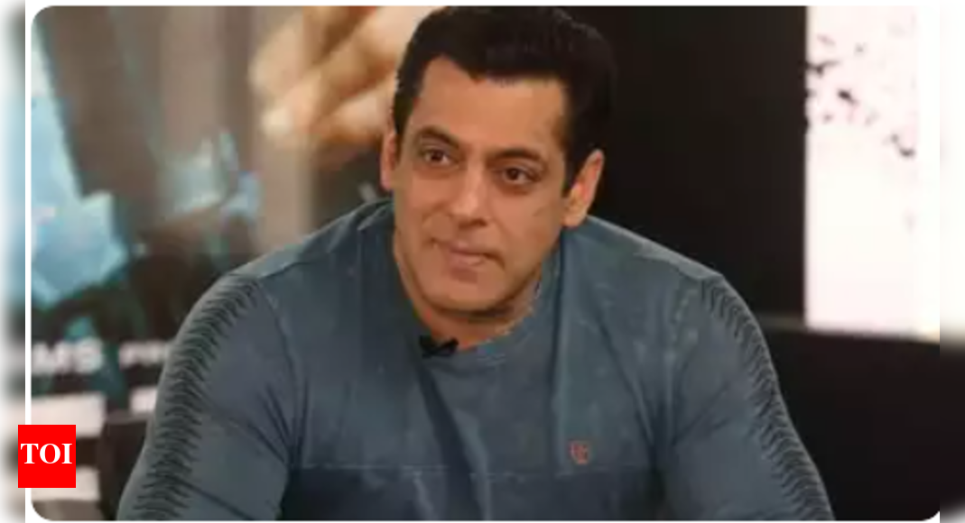 Salman Khan spotted in his car post Ganesh visarjan