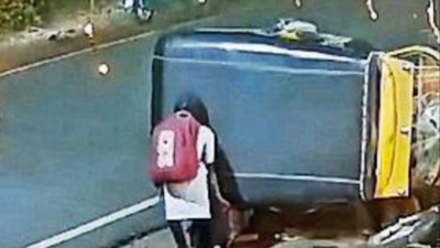 Watch: Mangaluru girl, 13, lifts overturned auto, rescues mother trapped under it