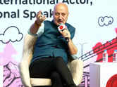 Kher compares Akki, SRK's charm with Pitt, Cruise