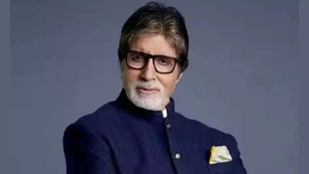 When Amitabh Bachchan revealed he slept on the benches of Marine Drive: 'If  I don't become an actor, I will drive a cab' | - Times of India