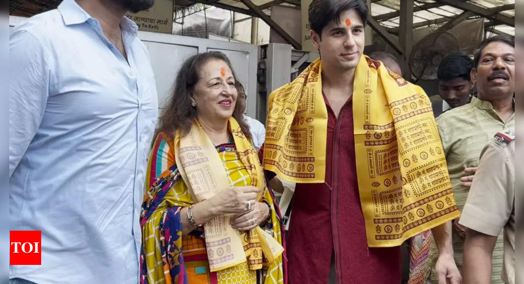 Sidharth Malhotra Visits Siddhivinayak Temple for Ganesh Chaturthi