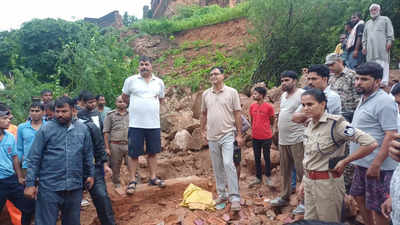 7 dead after 400-year -old fort wall collapses in Madhya Pradesh