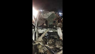 4 Killed, 3 Injured As Car Rams Truck On Delhi-doon Highway | Meerut ...