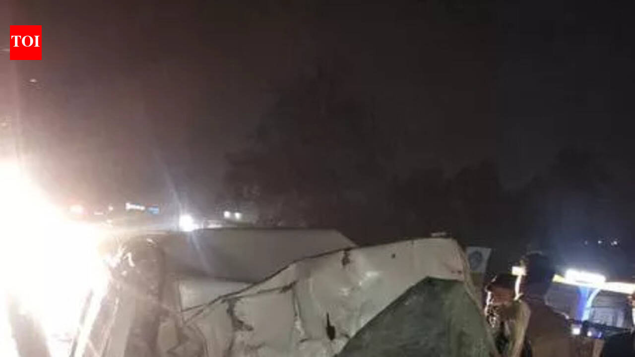 4 Killed, 3 Injured As Car Rams Truck On Delhi-doon Highway | Meerut ...