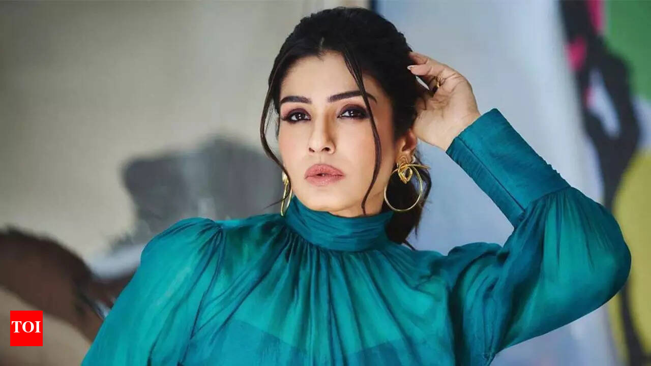 Raveena Tandon apologizes for not clicking selfies with fans in London:  Bandra incident has left me a bit nervous and traumatised | Hindi Movie  News - Times of India