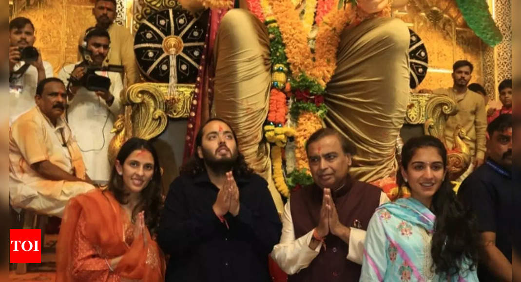 Radhika Merchant Ambani and Shloka Mehta Ambani embrace minimalism as they visit Lalbaugcha Raja – Times of India