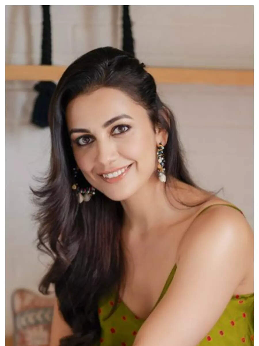 Esha Kansara radiates elegance, check out the pics | Times of India