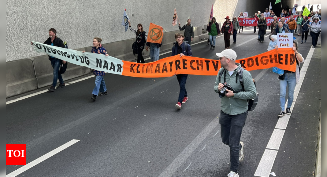 Climate march shuts down Hague motorway during police strike