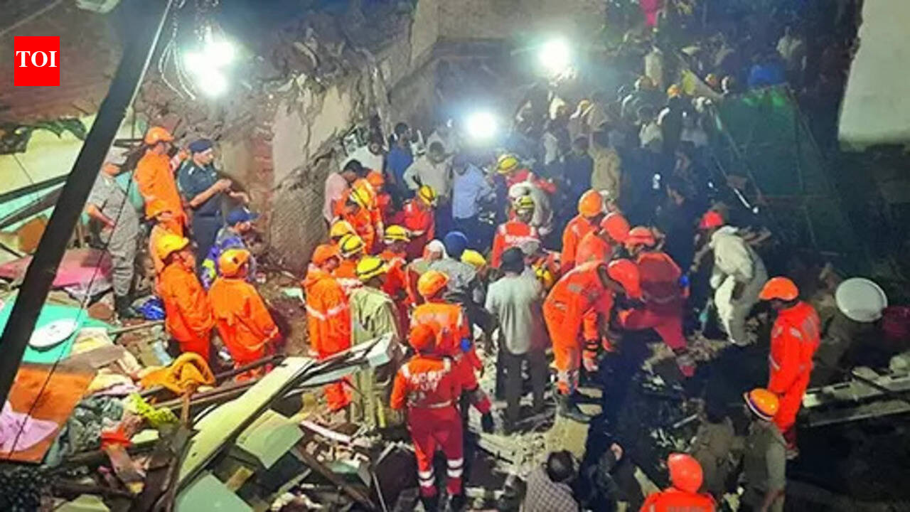 10 killed after three-storey building collapses in Meerut | Meerut News ...