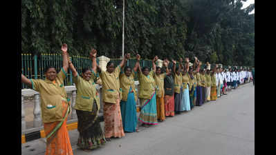  Karnataka forms record 2,500-km-long human chain to mark 'International Day of Democracy'