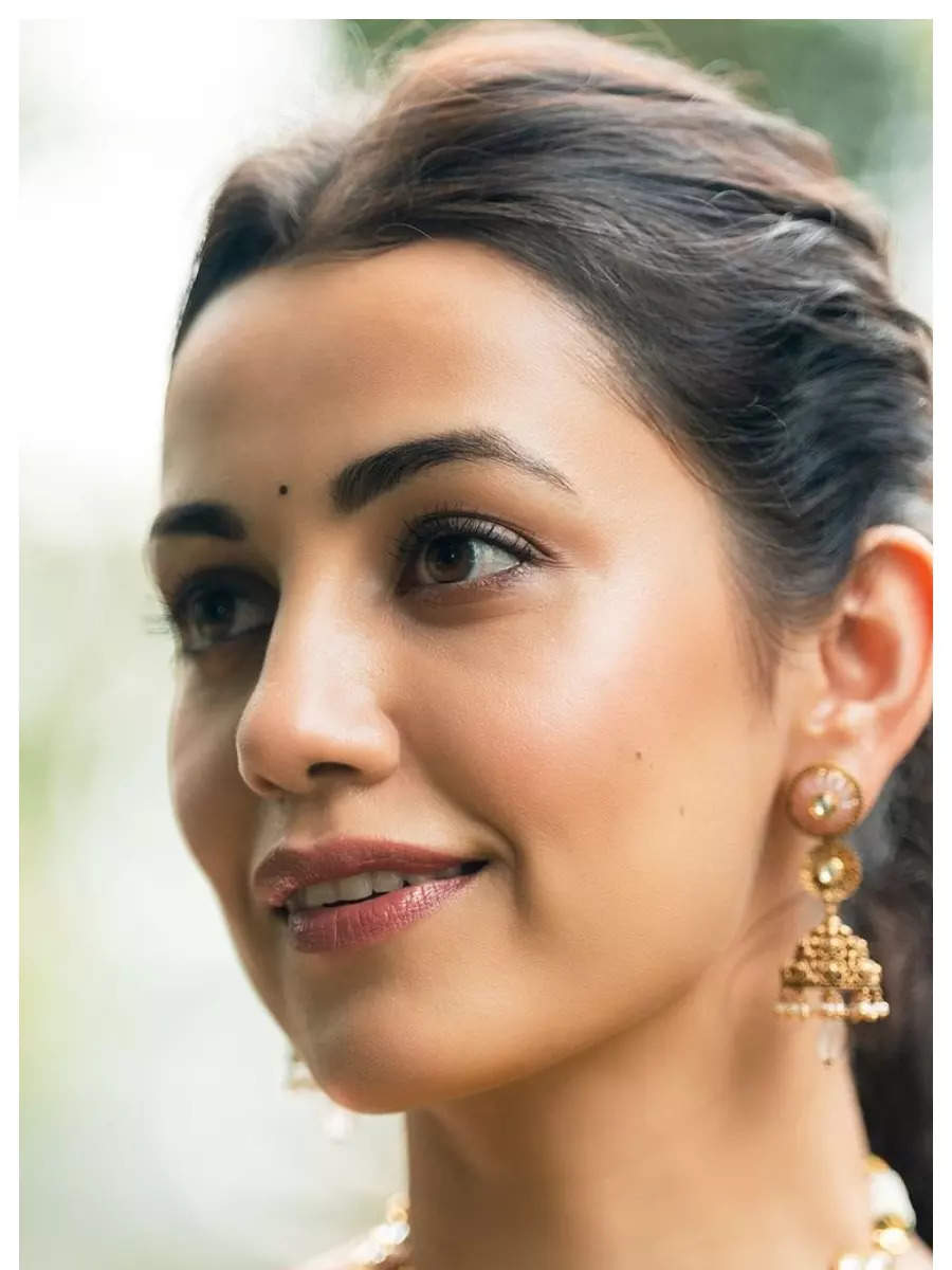 Esha Kansara looks ethereal in THESE pics | Times of India