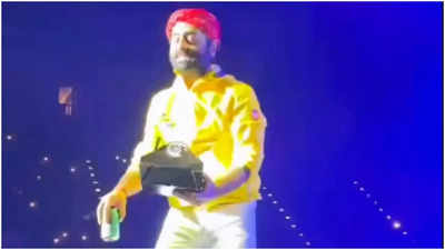 Arijit removes fan’s food from stage during concert