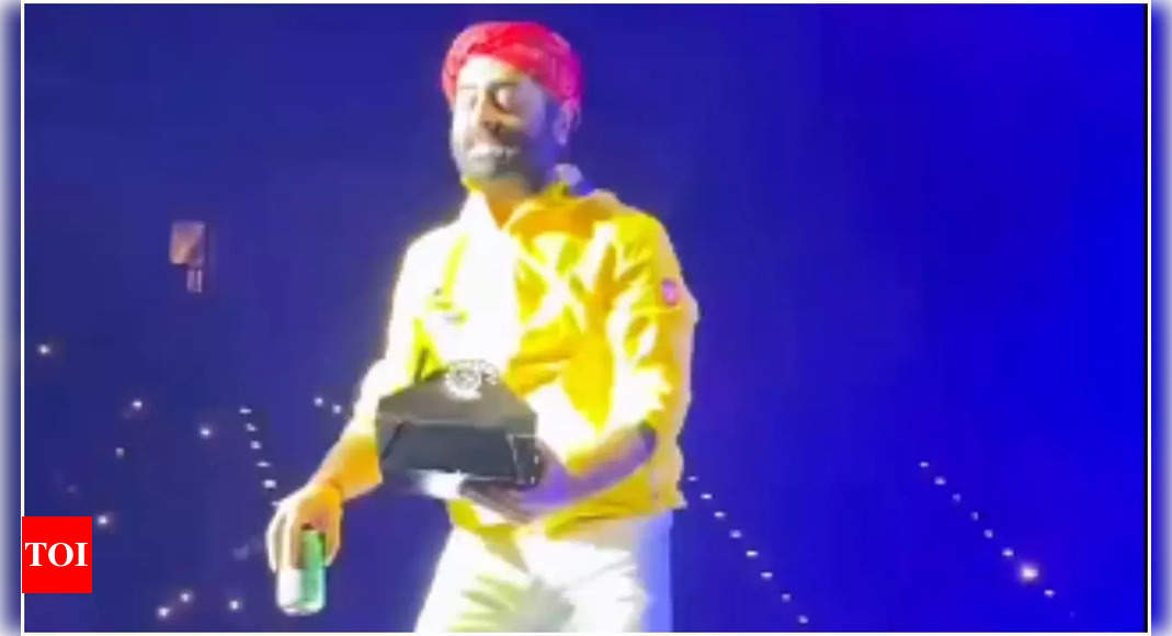 Arijit Singh declares stage as ‘Temple,’ removes fan’s food during concert; Says, ‘I am sorry, you can’t put food here’ – Times of India