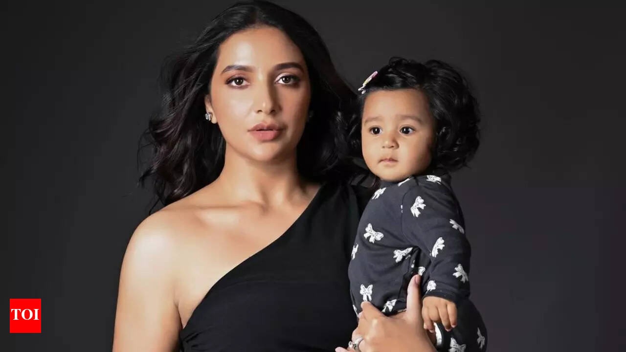 Subhashree Ganguly twins in black with daughter Yaalini in her latest  photoshoot | - Times of India