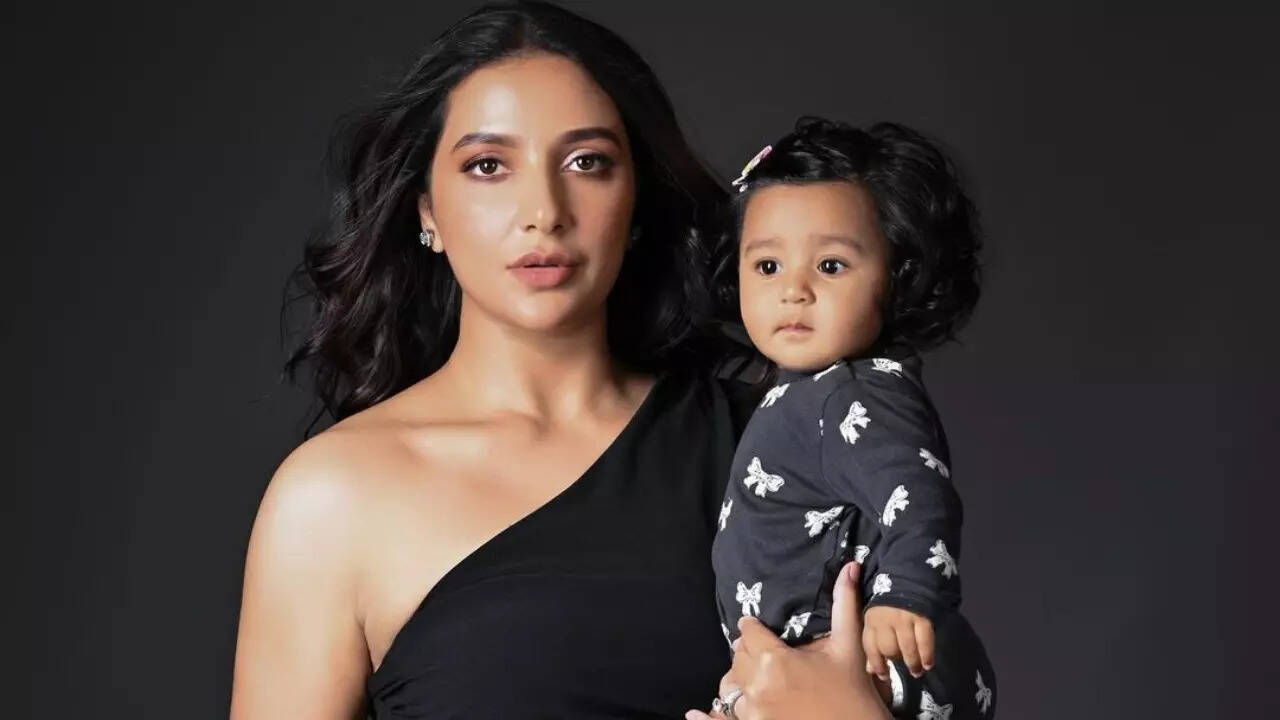 Subhashree Ganguly twins in black with daughter Yaalini in her latest  photoshoot | - Times of India