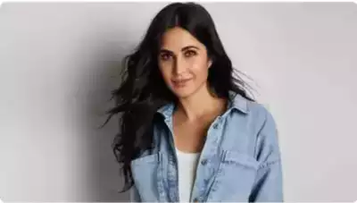 Katrina's interaction with paps wins hearts