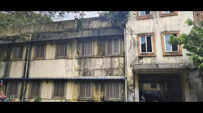 KMC RI staff quarters crying for attention