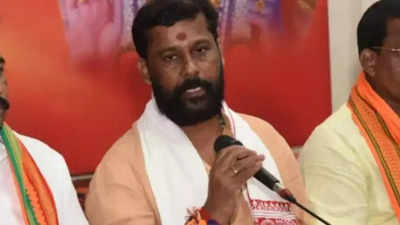 VHP leader Sharan Pumpwell condemns ban on his entry to Karnataka's Chitradurga