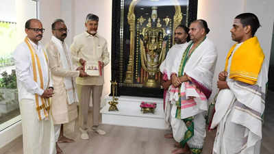 TTD officials invite CM for Srivari annual Brhamotsavams