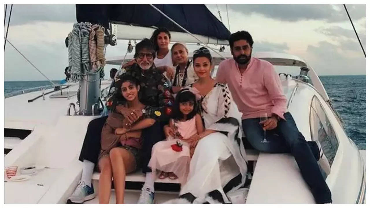 Aishwarya Rai and Aaradhya are seen posing with Abhishek, Amitabh-Jaya  Bachchan in viral photo from their vacation | - Times of India