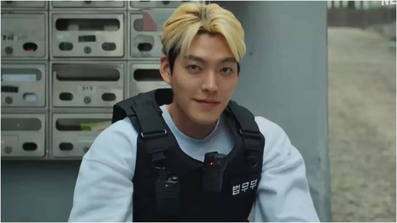 Officer Black Belt Review: Kim Woo Bin's action avatar and simplistic charm  deserve an edgier narrative - Times of India