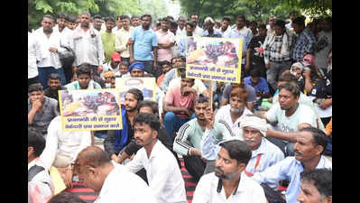 Safai workers stage protest, traffic comes to a crawl on eway for 3 hours