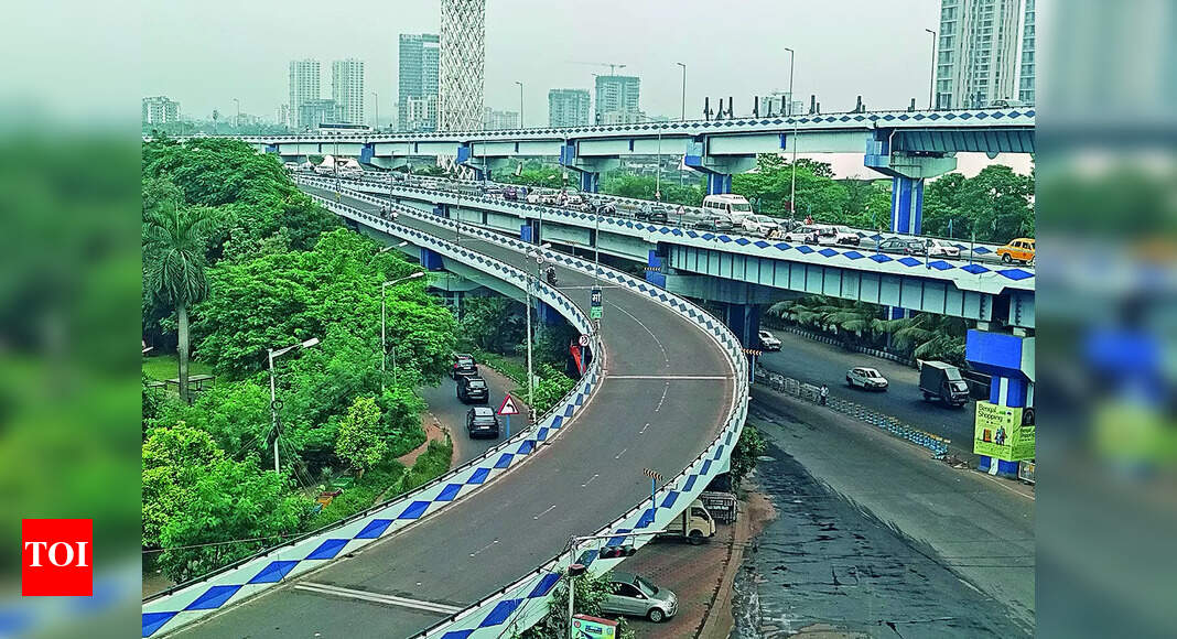 Maa Flyover: Freak Accident & Breakdown Hold Up Maa Flyover Traffic ...