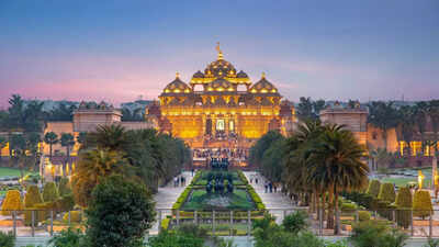 Which God is worshipped in Akshardham Temple?