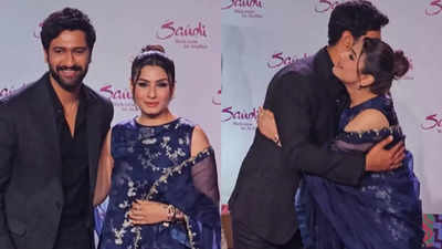 Vicky Kaushal asks Raveena Tandon to join him for a picture, shares a warm hug at Mumbai event - WATCH