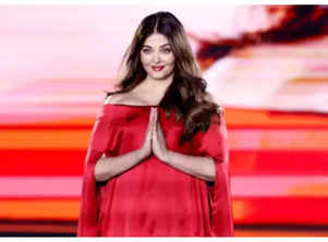 Did Aishwarya have a wardrobe slip at the PFW?