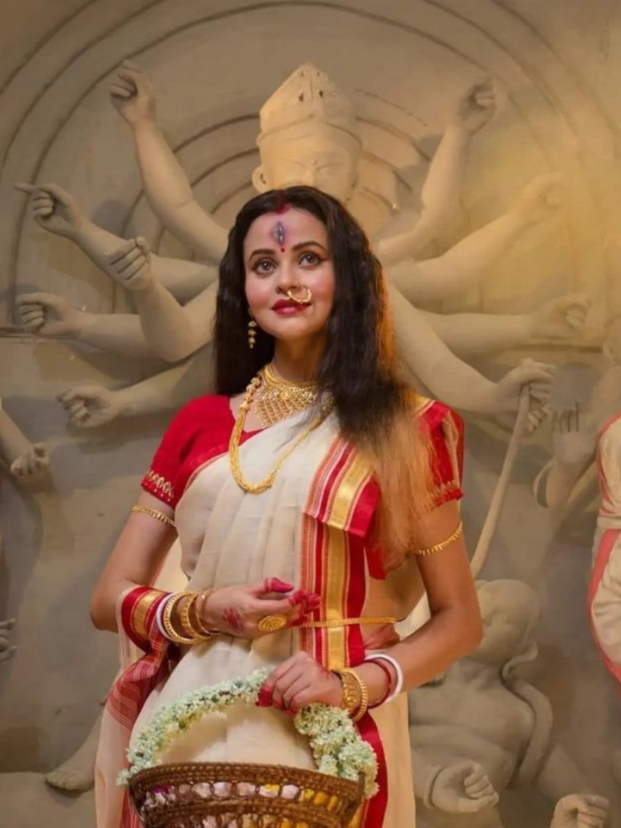 Taant to Banarasi sari: Durga Puja worthy drapes of Bengali beauties