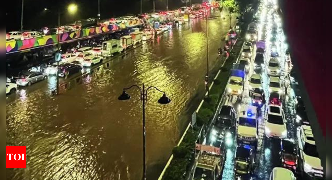 Evening downpour brings Mumbai to a standstill: 4 dead, severe flooding, rail and air traffic disrupted as city receives over 200mm of rain | Mumbai News