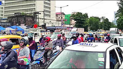 With 2 weeks to go, buyers, hawkers beat rain & rallies for last-min puja shopping