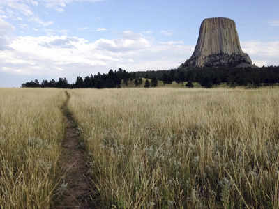 Alpinista de 21 anos morre em queda trágica da Devils Tower nos EUA