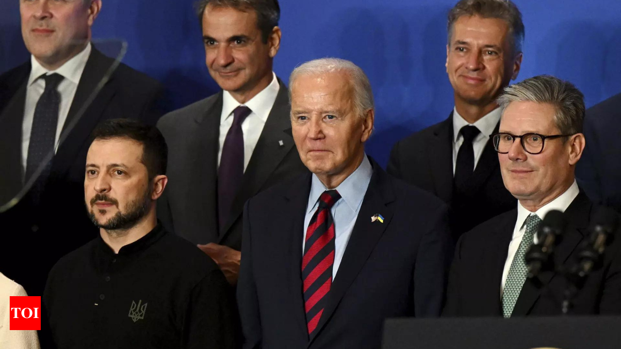 Biden gives 'salesman' Zelenskyy more weapons as Trump fumes about US  getting suckered - Times of India