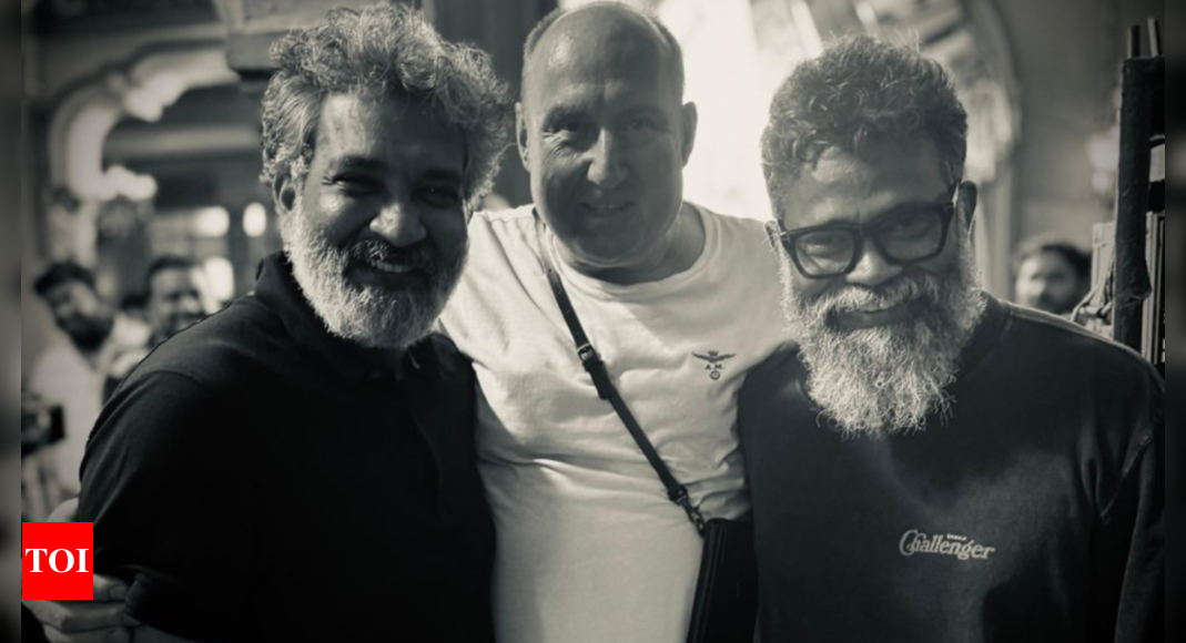 Rajamouli Visits Pushpa 2 Film Set