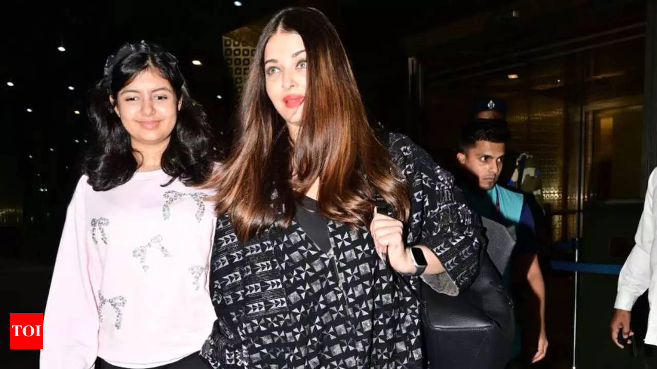 Aishwarya Rai Bachchan and daughter Aaradhya Bachchan all smiles as they  return to Mumbai after shutting down a reporter in Abu Dhabi | Hindi Movie  News - Times of India