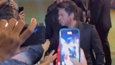 Shah Rukh Khan sweetly calms a crying baby- watch video