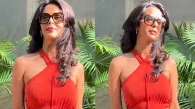 WATCH: Mallika Sherawat engages in a sassy banter with paparazzi; Says, '20 saal sey main industry mai hoon, mujhe pehli baar dekha?'