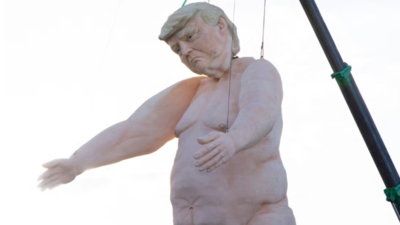 'Torto e obsceno': a estátua nua de Donald Trump está de volta. Quem faz essas instalações?