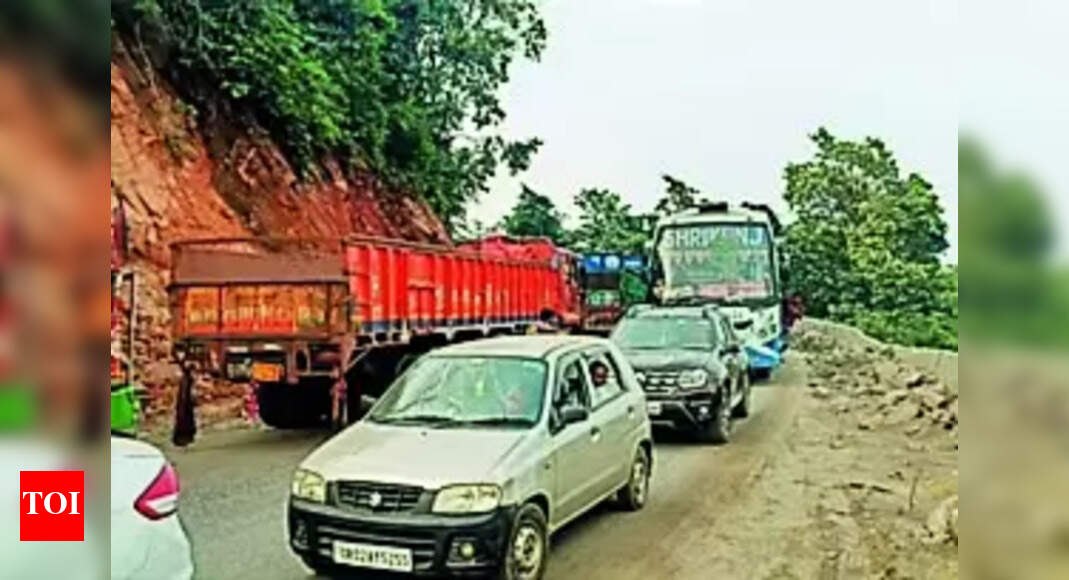 Major Traffic Jam on NH-49: Truck Breakdowns Cause 13km Congestion ...