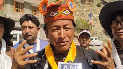 Sonam Wangchuk Detained: Delhi Police Hold Ladakh Activist at Singhu Border  | Delhi News - Times of India