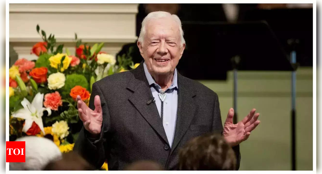 Pak Tua dan C: Jimmy Carter mencapai No. 100 dengan harapan bisa memilih Kamala pada 5 November