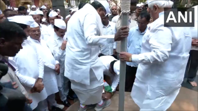 Watch: Congress worker unties Siddaramaiah's shoes as Karnataka CM steps on dais for Gandhi jayanti