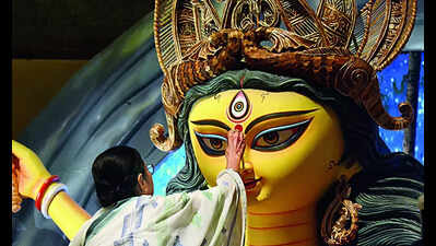 দুর্গাপুজো চাঁদা এবার এক লক্ষ! মাসের শেষে মুখ্যমন্ত্রীর বৈঠক, থাকছে পুরনো ছাড়ও

