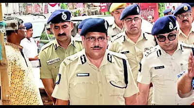 Kolkata Police: Kolkata Police on High Alert: CP Verma Inspects Durga ...