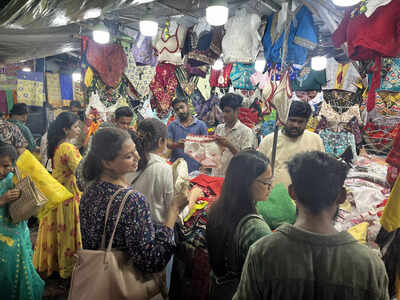 Kolkata shoppers flood markets ahead of Durga Puja weekend rush