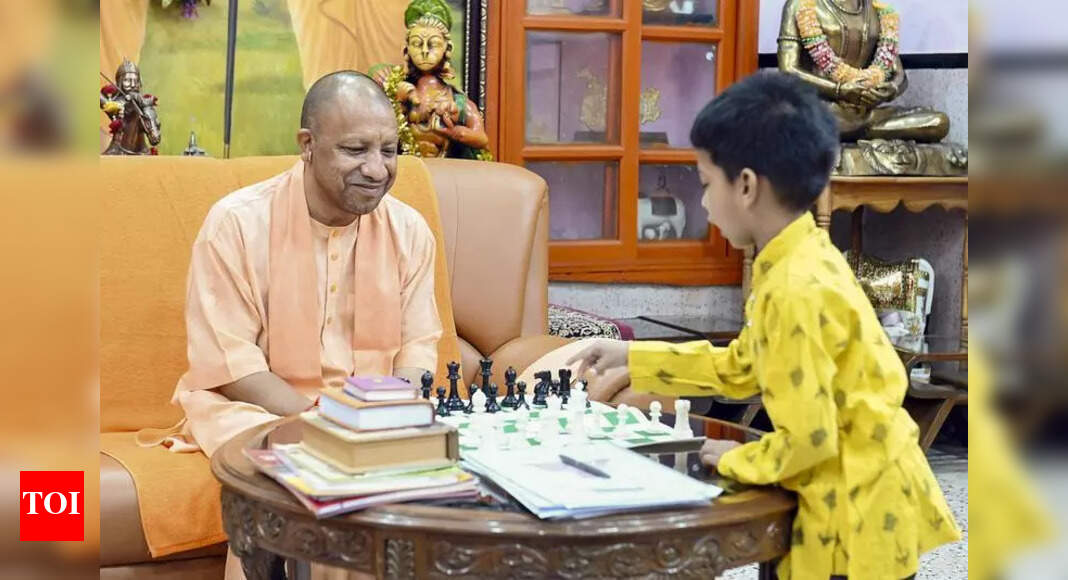 Young Chess Prodigy Kushagra Agrawal Plays with CM Yogi Adityanath | Lucknow News