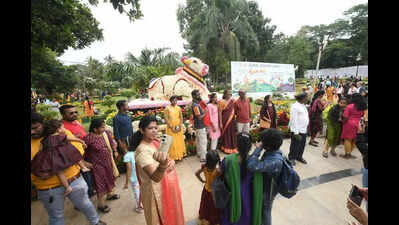 Dasara flower show at Kuppanna Park draws huge crowds