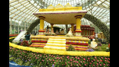 Dasara flower show at Kuppanna Park draws huge crowds